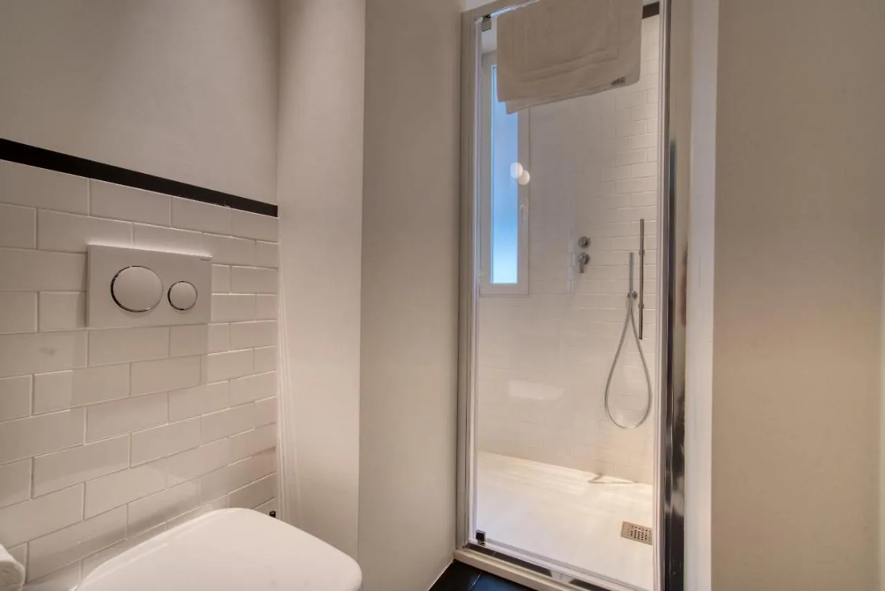 Dimora Claudia - Elegante Matrimoniale Con Bagno, Private Rooms, Self Check In, No Reception Milán 0*,  Italia
